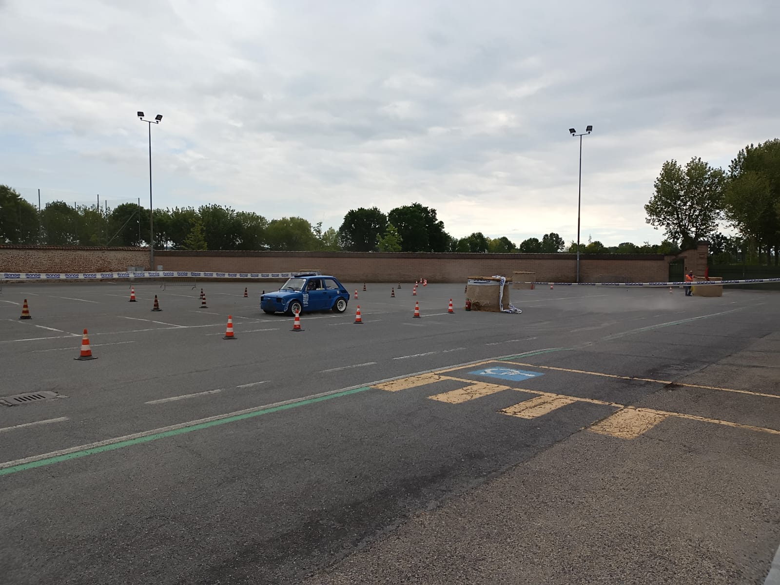 Auto in prova sul percorso di gimkana delimitato dai birilli in Piazza Castello a Caramagna Piemonte